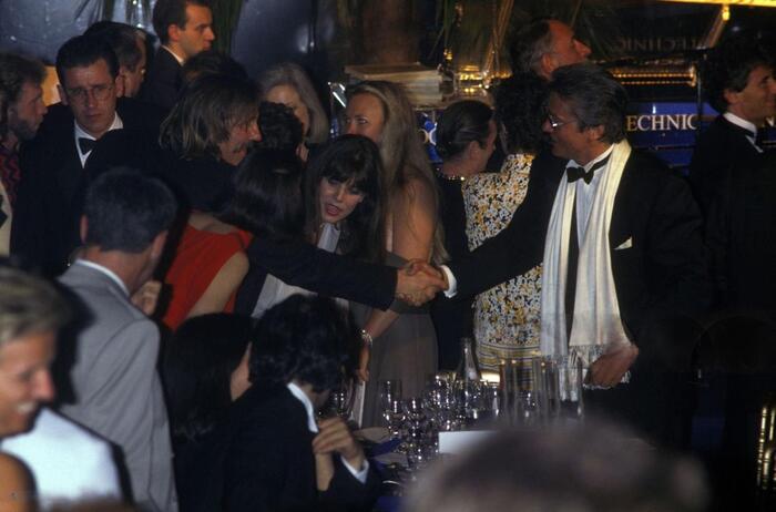 Принцесса Монако Каролина нагнулась, чтобы Депардье и Делон смогли поздороваться