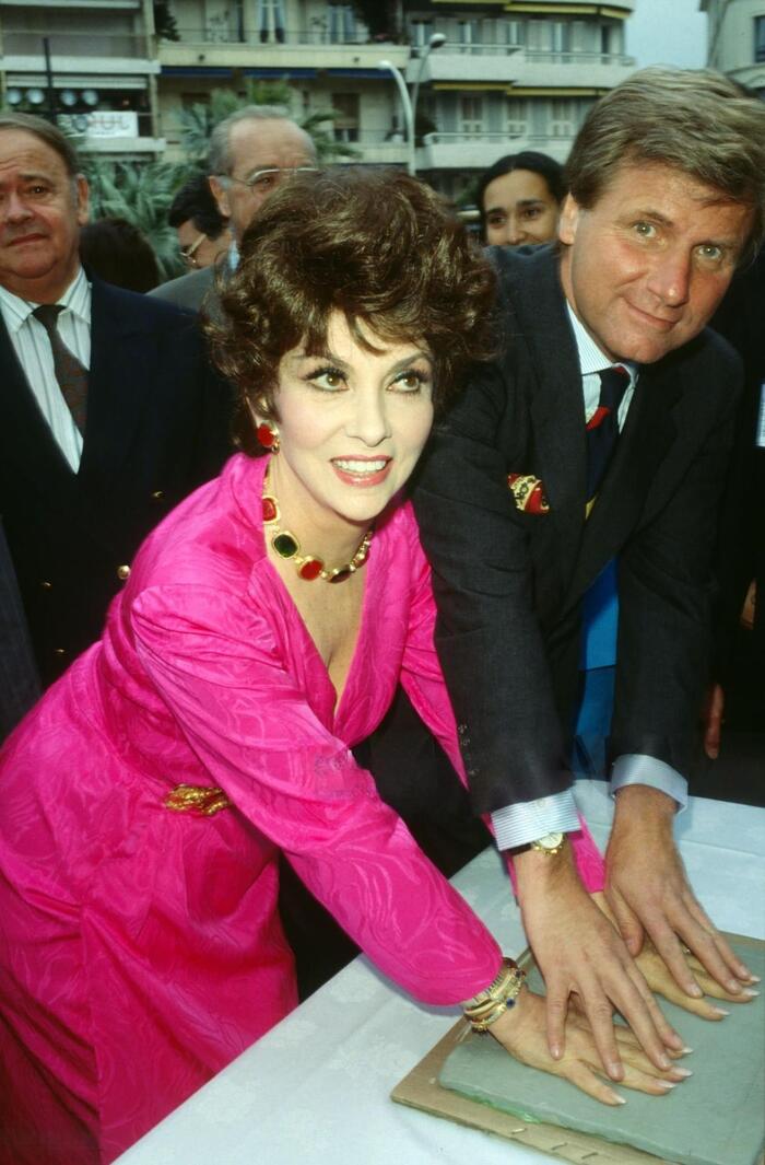 Джина Лоллобриджида оставляла отпечаток ладошек на память мэру города Канны