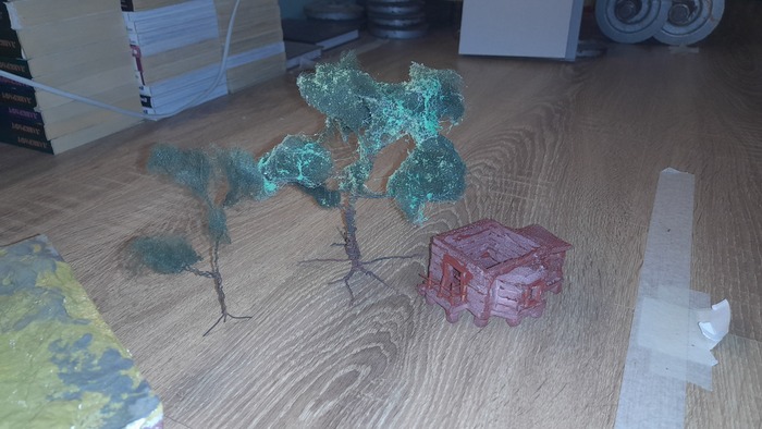 Крона сделана из крашенного синтепона, приклееного на пва к дереву. Купил клей в баллончике, а он распыляет струей, и при высыхании остается белым. Получилась паутина..