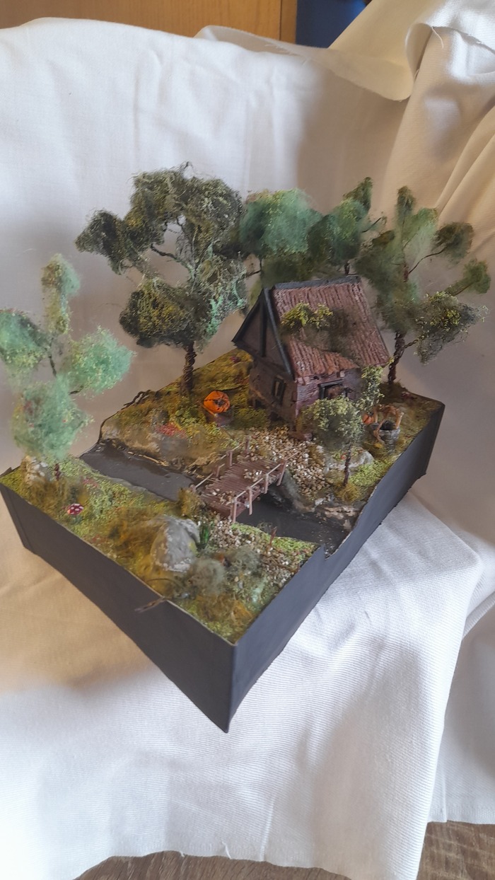 Речку залил эпоксидной смолой. Переборщил с краской, и как итог, не видно дна реки..