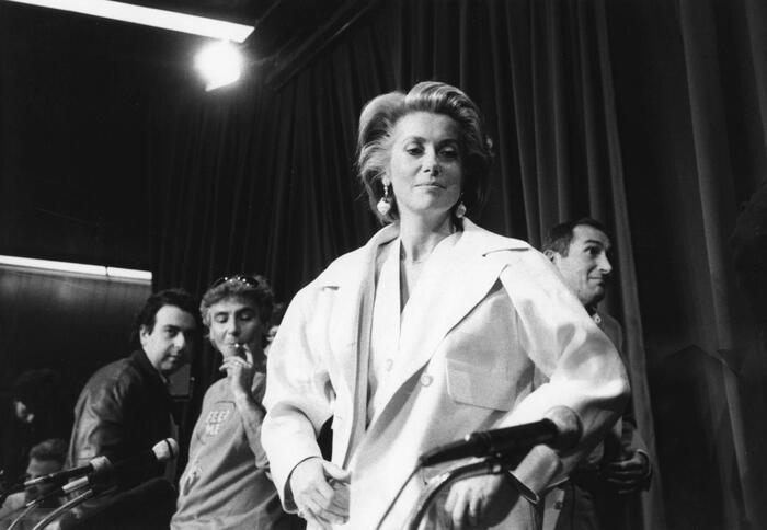 Какой-то курильщик смотрел на попу Катрин Денев