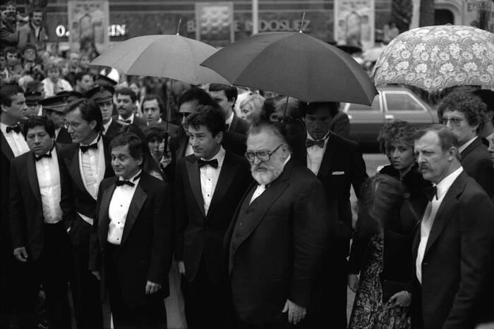 Сержио Леоне и актеры фильма "Однажды в Америке" стояли под зонтиками