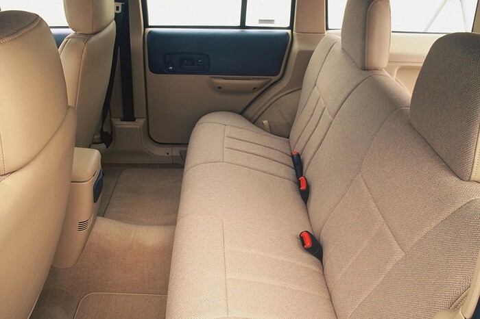 Сзади сидеть было не слишком уютно, а узкие задние двери осложняли доступ в салон