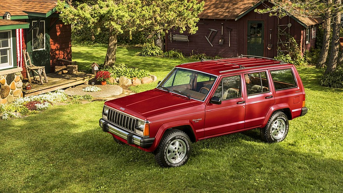 Красив, мускулист, фотогеничен и при этом вписывался в стандартный американский пейзаж – Cherokee был не только отличной «фотомоделью», но и автомобилем для этой жизни. Точнее, для «той» жизни.