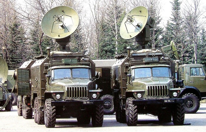 Приёмо-передающая аппаратная спутниковой связи Р-441У «Ливень-У» в двух автофургонах и одном прицепе