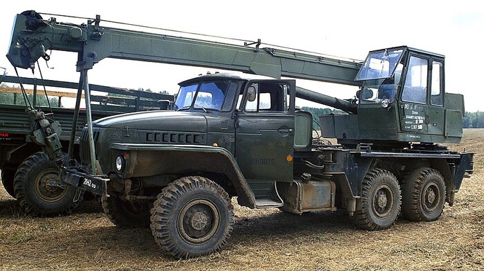 Модернизированный телескопический 6,3-тонный войсковой автокран КС-2573 на шасси «Урал-5557» (фото автора)