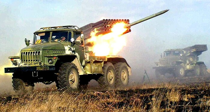 Запуск реактивной ракеты калибра 122,4 мм с пусковой установки на дизельном шасси 4320