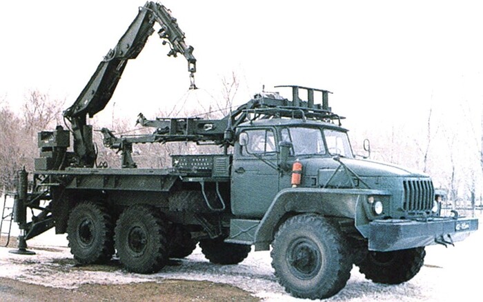 Машина 9Т244 с гидрокраном для перегрузки на пусковую установку ракетных модулей комплекса «Тор». 1986 год