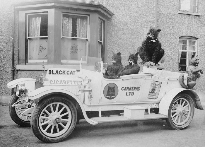 Креативчик - автомобиль с рекламой сигарет Black Cat (Чёрный кот). 1915 год