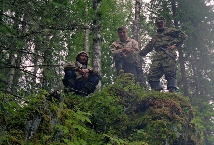 Я со своими рабочими (я в центре) на вершинке какой-то безымянной скалки.