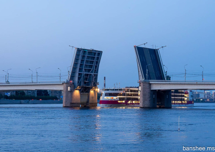 "Мустай Карим" проходит под мостом Александра Невского