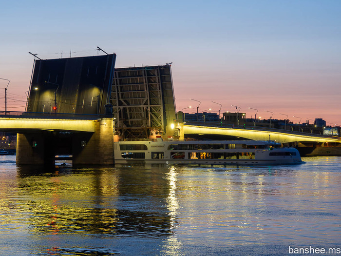 "Штандарт" проходит под мостом Александра Невского