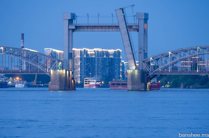 А вот и "Мустай Карим" показался.