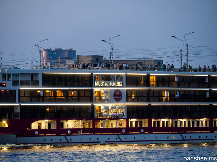 Пассажиры на верхней палубе теплохода.
