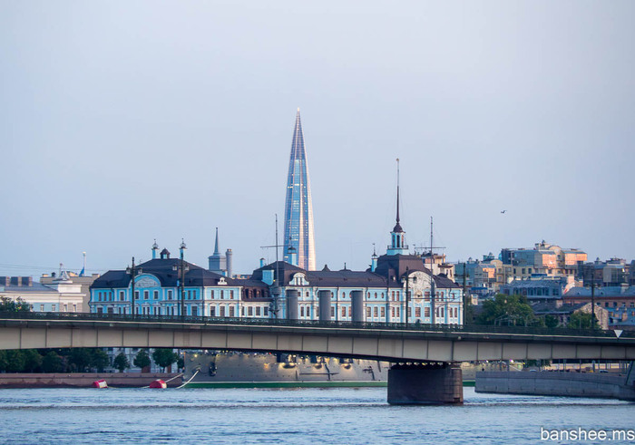 Из-за Нахимовского училища торчит газпромовская кукурузина.