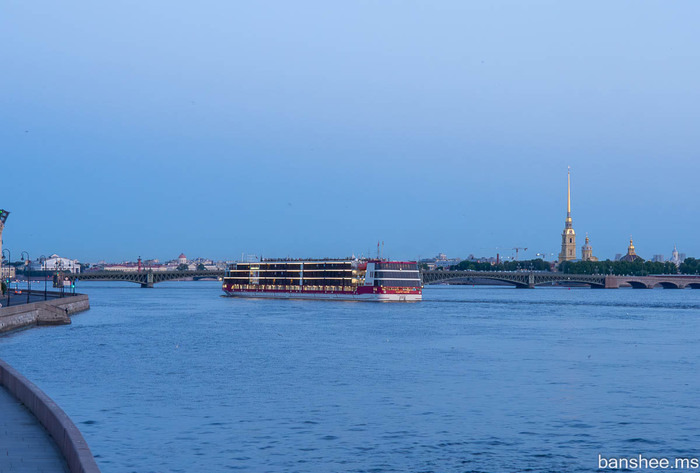 "Мустай Карим" на фоне Троицкого моста.