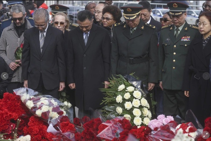 В траурной церемонии у "Крокус сити холла" приняли участие более 130 дипмиссий,в том числе из "недружественных" стран Политика, ТАСС, Теракт в Крокус Сити Холл, Длиннопост, Возложение цветов, Траур