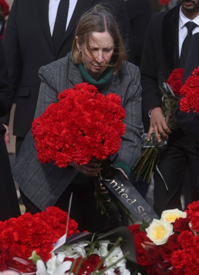 В траурной церемонии у "Крокус сити холла" приняли участие более 130 дипмиссий,в том числе из "недружественных" стран Политика, ТАСС, Теракт в Крокус Сити Холл, Длиннопост, Возложение цветов, Траур