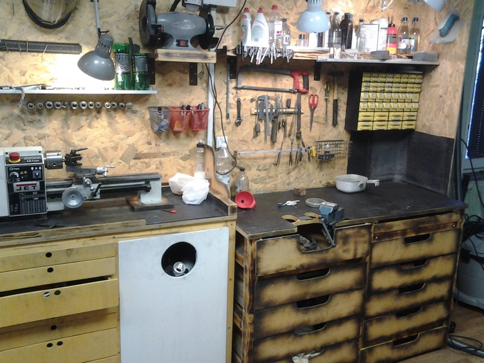 Верстаки с обожженными ящиками делал с нуля хозяин мастерской Андрей пока мы выполняли заказы:)