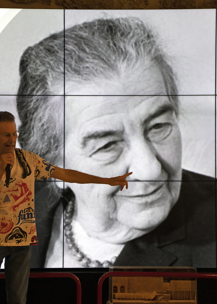 Ури ковыряет в носу у Голды.