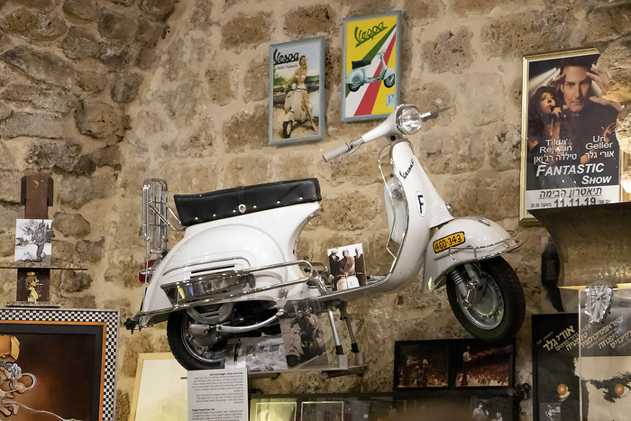 По словам фокусника, через много лет он разыскал свой мопед, выкупил и отреставрировал