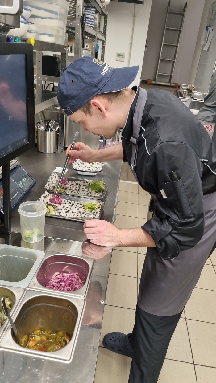 Я подготавливаю подгарнировку к бургерам