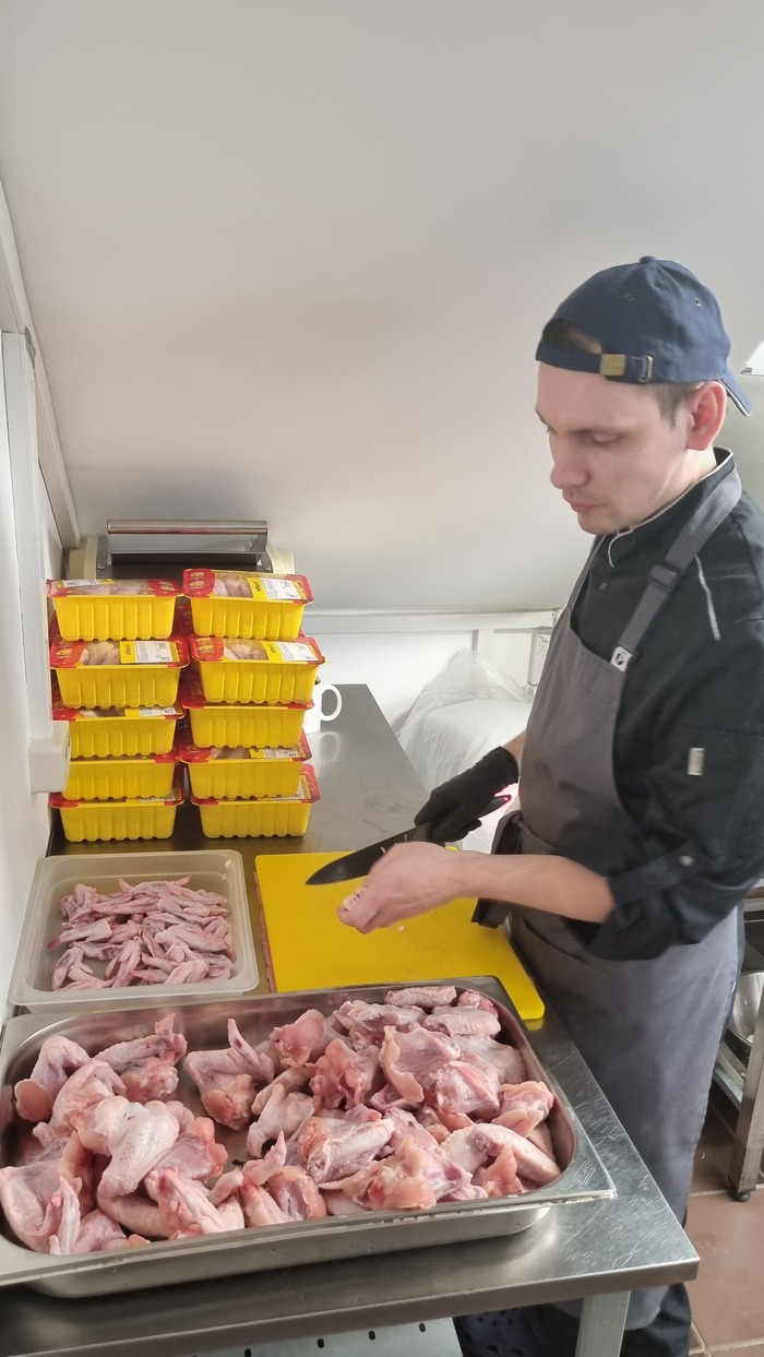 Я нарезал тонну крылышек и научился определять расположение суставов. Раньше это было не так очевидно.