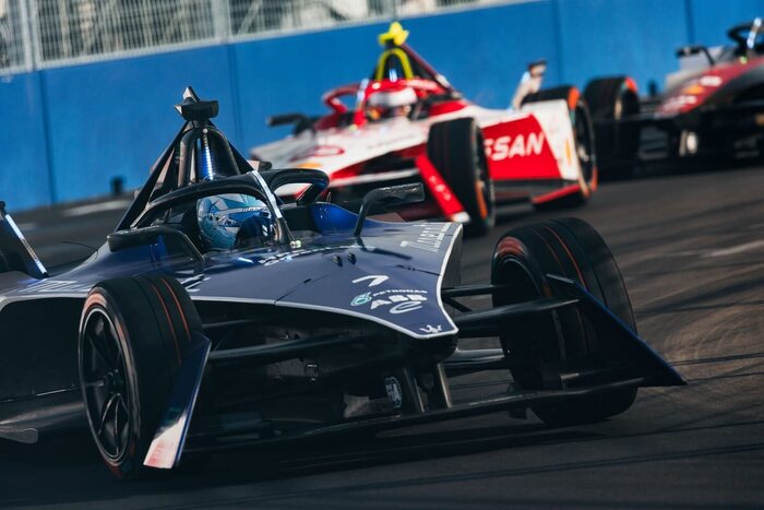 Maserati Макса Гюнтера опережает Nissan Оливера Роулэнда