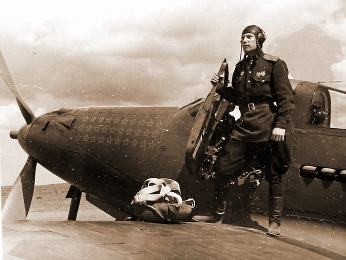 Советский лётчик-ас А. И. Покрышкин на крыле своего самолёта "Аэрокобра", поставлявшегося в СССР из США по ленд-лизу.