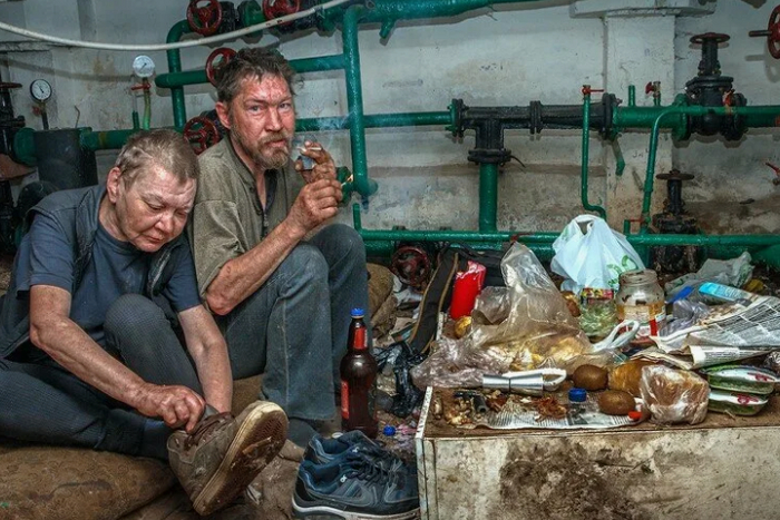 мы сантехники из ЖЕУ5. Есть закурить?