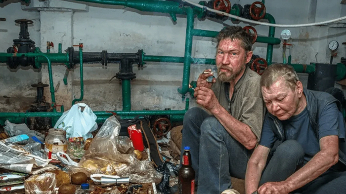 Мы сантехники из ЖЕУ5. А похожи на других, потому что у нас форма одинаковая. Есть закурить?