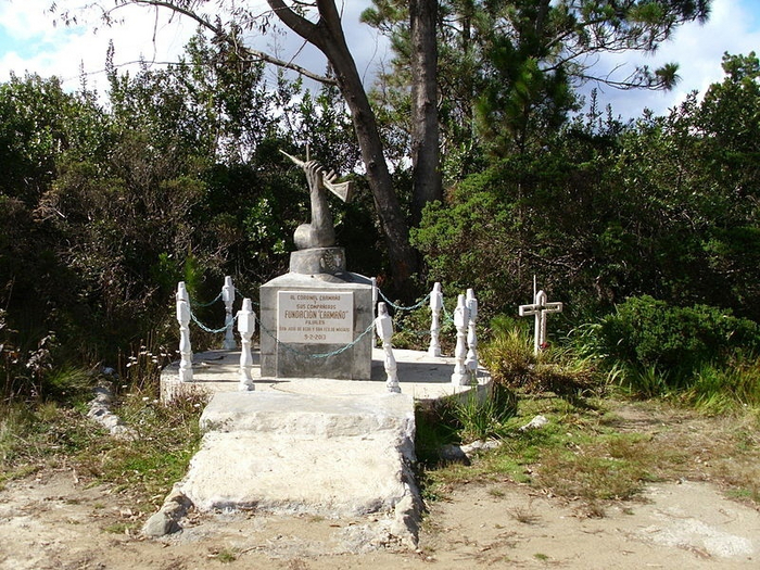 Cruz y monumento en honor a Francisco Caamaño, Valle Nuevo