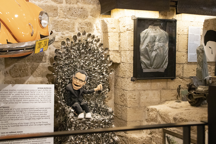 Трон из чайных ложек из "Игры престолов"