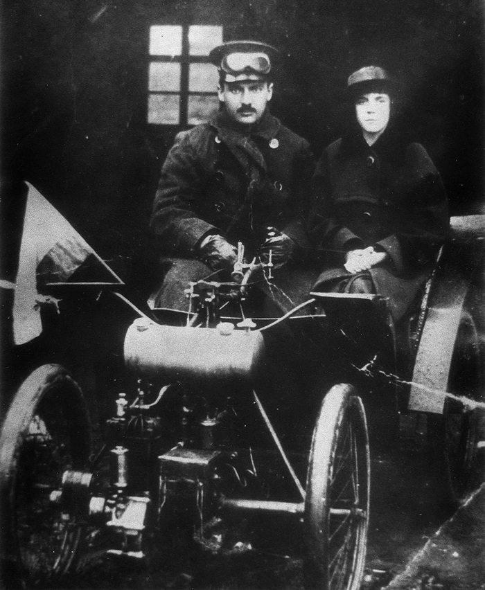 Переднеприводную вуатюретку «Эврика» французской фирмы Victoria Combination (1900 г.) каким-то боком занесло даже в Российскую империю! На «коровьем хвосте» у шофёра — в том числе рычаг переключения передач и тяги управления топливоподачей.