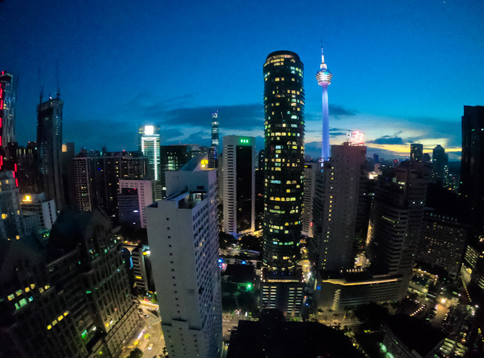 Вид на вечерний Куала-Лумпур из окна квартиры, что мы однажды арендовали.