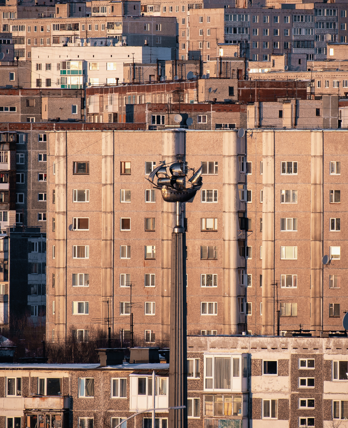 Главная стела Мурманска на фоне каменных джунглей Первомайского района