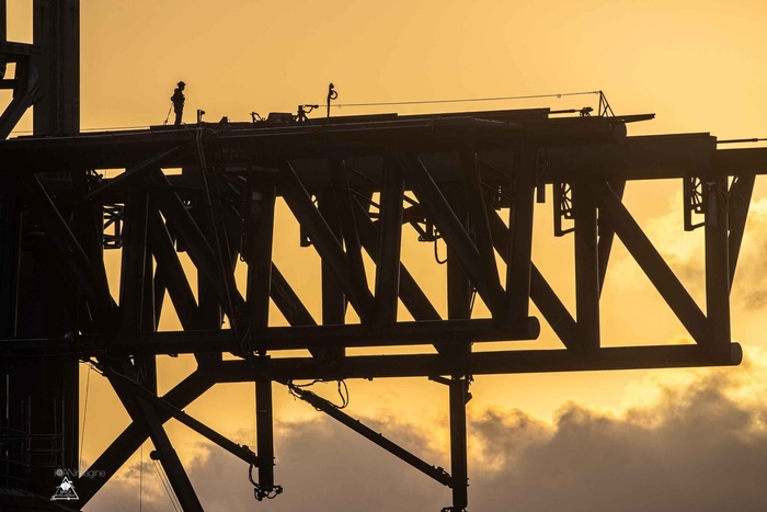 Руки мехазиллы, поднимающие ракету на стартовый стол и собирающий её в единое целое - с людьми на них масштаб неплохо прикидывается.