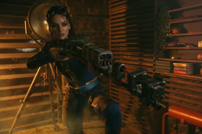 Самая любимая деталь в костюме - цепочка из консервных открывашек и самолетный ремень безопасности.