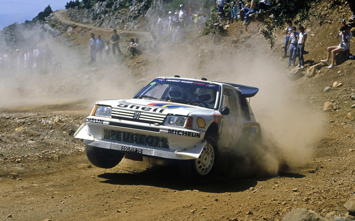 Экипаж Бруно Саби/Жан-Франсуа Фошиль выступает на Peugeot 205 turbo 16 E2 за команду Peugeot-Talbot Sport на ралли «Акрополис» 1986 года.
