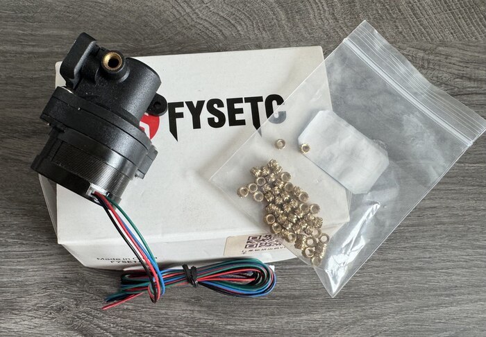 Вплавляемые втулки на фото необходимы для сборки печатающей головки