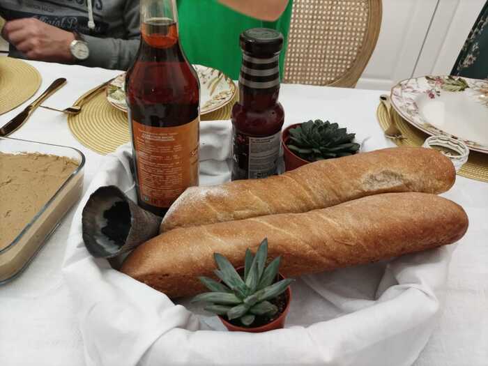 Хлеб и суккуленты. Я обратила внимание, что у Ганнибала всегда прекрасно оформлен стол. И очень часто это суккуленты) Рог слева - это линялый рог молодого бычка)