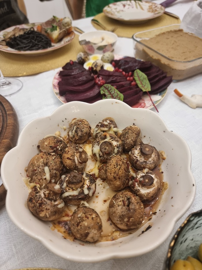 Шампиньоны запеченые под сыром, на заднем фоне свекла запеченая в фольге в духовке)