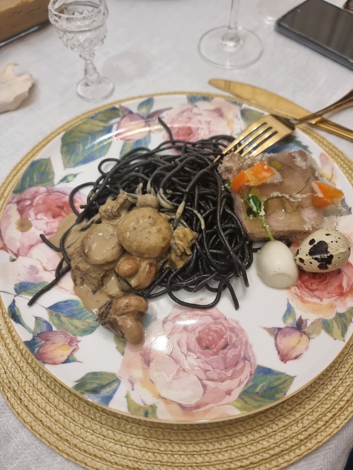 Козьи яички с черной пастой (цвет задается чернилами каракатицы, так написано на пачке) и соусом из сливок с подосиновиками. Собственно это был восторг вечера и мой триумф. Очень нежное блюдо. Ум отъешь.