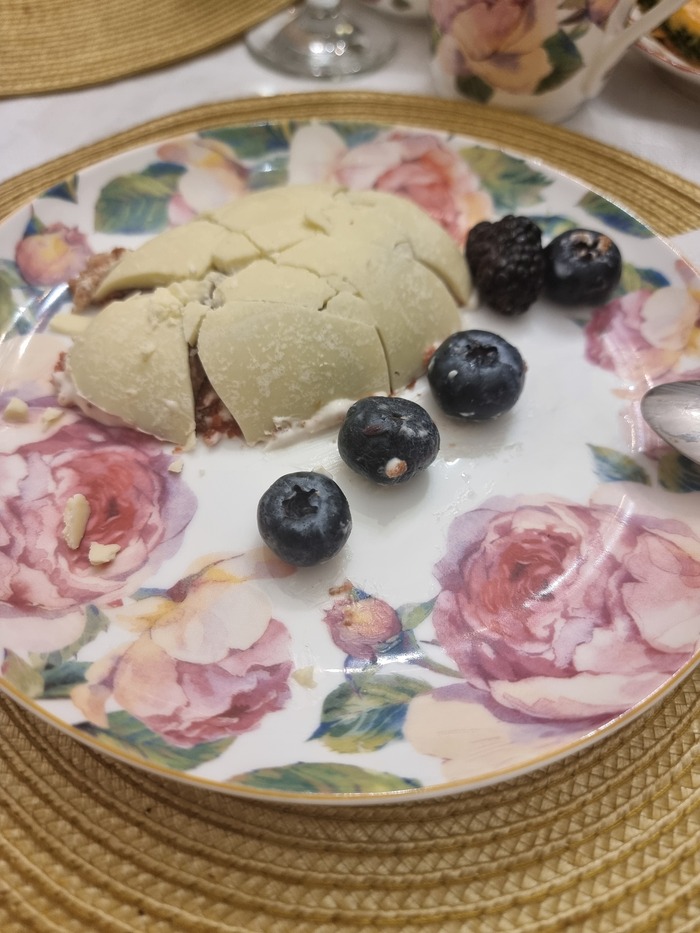 А это разбитое яичко из десерта) Все радостно лупили скорлупу)