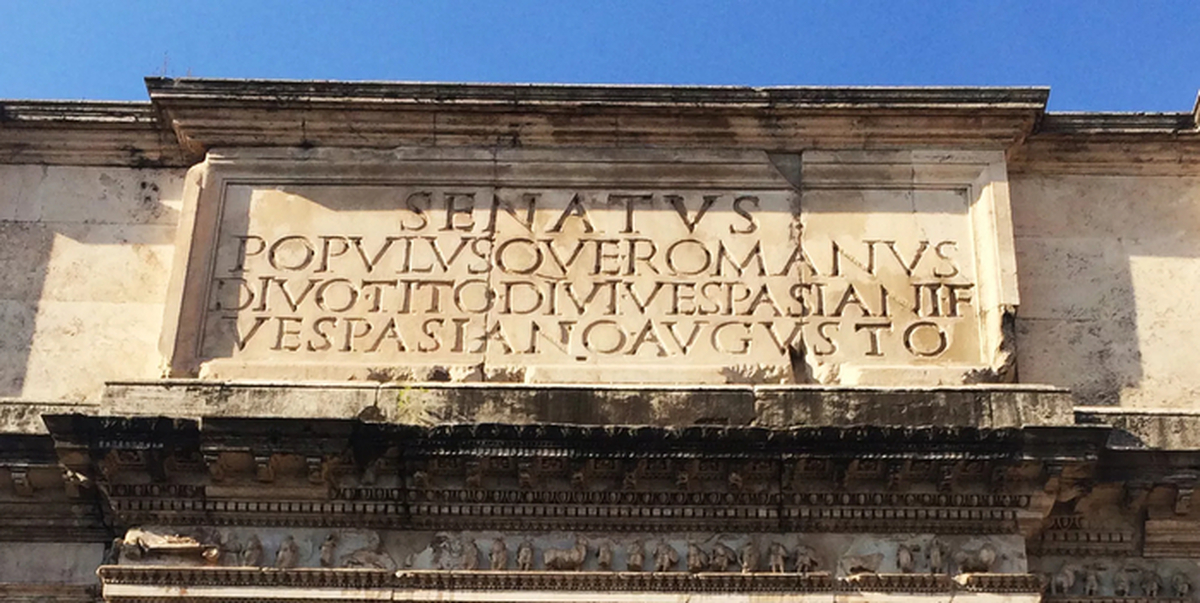 Штандарт рима spqr. Римский сенат spqr. Рим аббревиатура spqr. Рим аббревиатура spqr. Римская империя spqr.