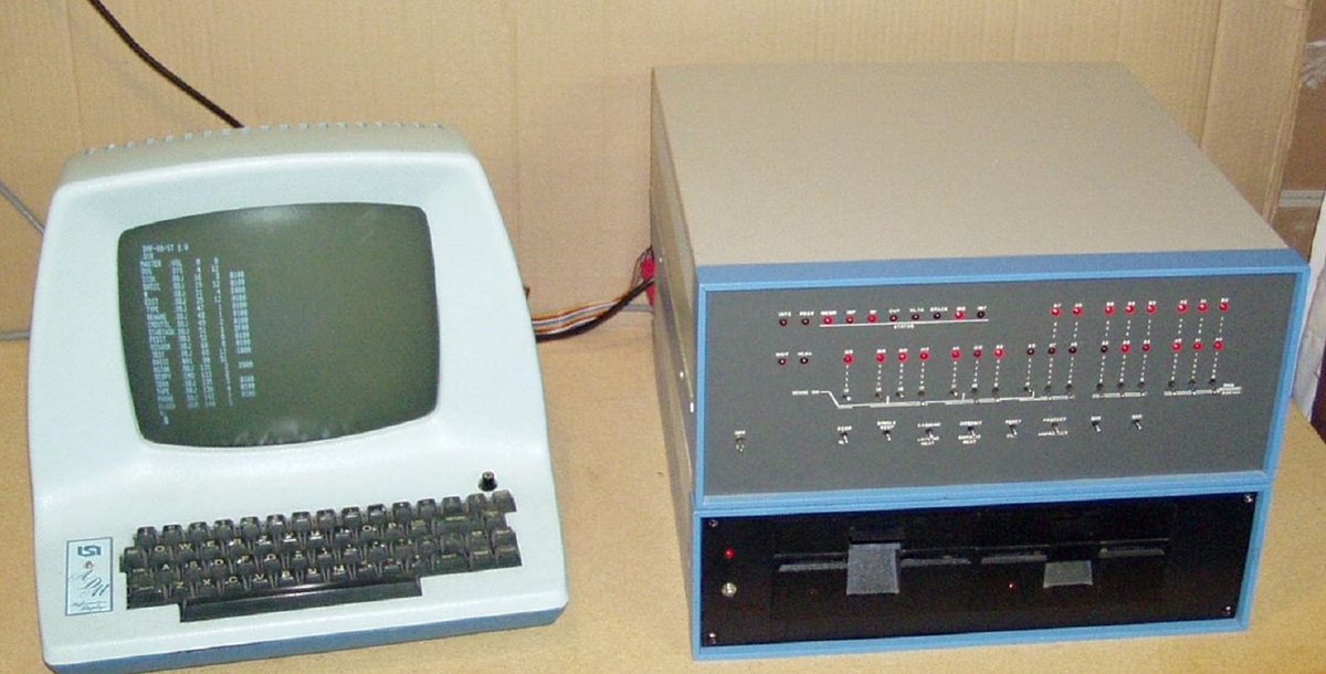 Компьютеры 1.19 4. Altair 8800 компьютер. Altair 8800 первый персональный компьютер. Mits Altair 8800. Микрокомпьютер Альтаир.