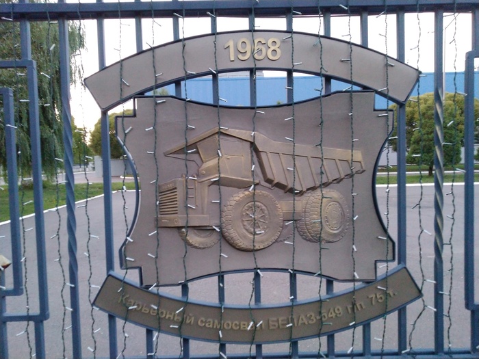 БелАЗ-549 4х2 карьерный внедорожный самосвал задней выгрузки грузоподъемностью 75 тонн ёмкостью кузова до 35 м3, Кабина двухместная. Максимальная скорость 60 км/час. Двигатель: 6ЧН 1050 л.с. Трансмиссия электрическая.