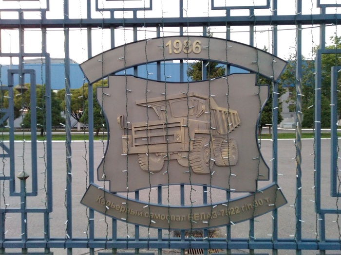 БелАЗ-7522 4х2 карьерный самосвал задней выгрузки грузоподъемностью 30 тонн. Ёмкость кузова до 18 м3. Максимальная скорость 50 км/час. Двигатель: Двигатель ЯМЗ-240М2 360 л.с. Трансмиссия 3-ступенчатая гидромеханическая. Выпускался с 1986 по 1991 гг.