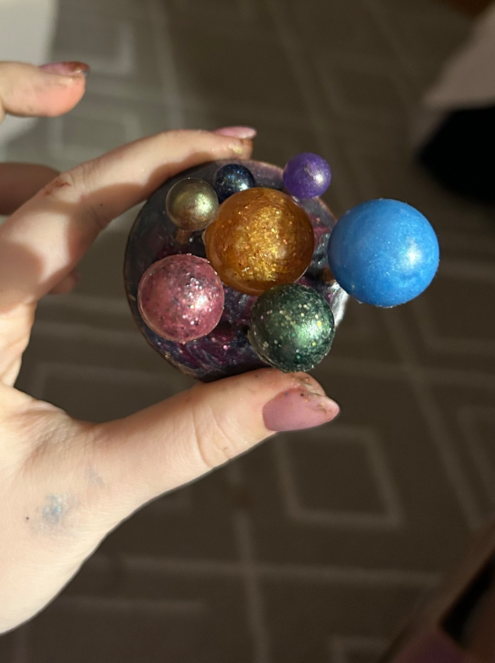 Тут у нас модель Вселенной, в который живет обитатель башни, ну или чупа-чупсы