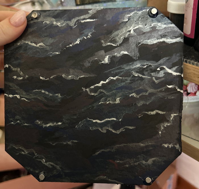 Потолок съемный, держится на магнитах